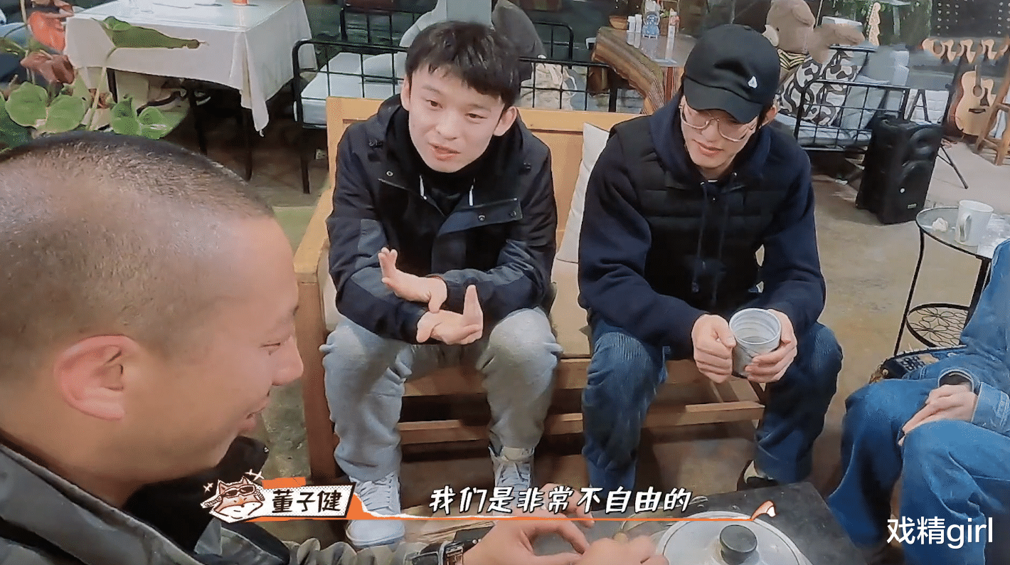 王俊凯|王俊凯称很少交娱乐圈的朋友，工作后不聚会，聊私生饭：无语、不理解