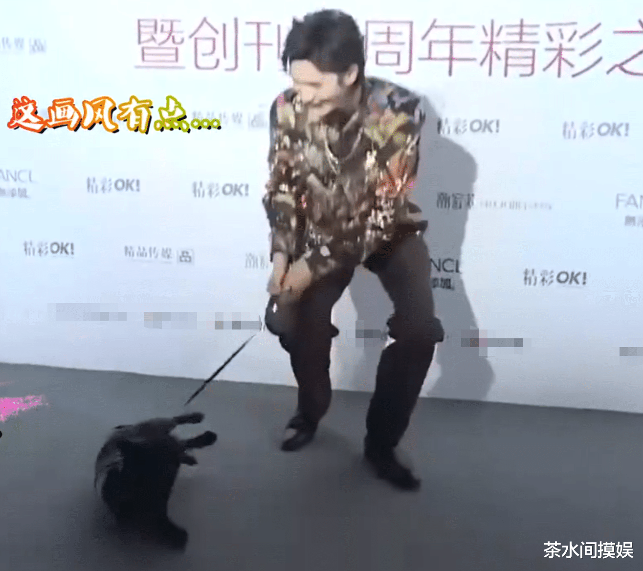 娄艺潇|明星红毯抢镜花招多：有人脱手套秀美甲，有人捧碗走红毯