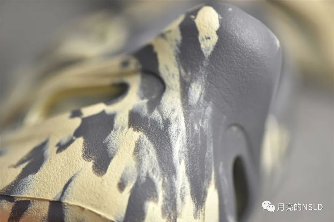 难舍离断|侃爷说yeezy洞洞鞋将改变认知和审美 祖国80年代的凉鞋不就这样？细节实拍揭秘告诉你制作真不难