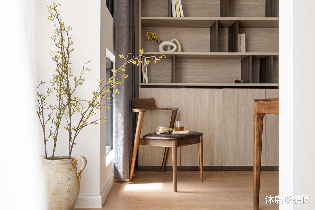 坚持“穷装”的她，原来才是真正的高明，全屋干净纯粹，实在温馨