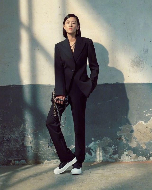 全智贤|40岁全智贤久违拍大片却翻车！留短发显老气憔悴不少，气场都难救回