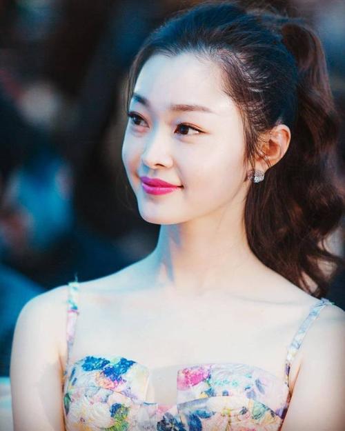 邓超|宋轶真有31岁？穿“糖纸裙”化身时髦精，气质甜美太梦幻了！！