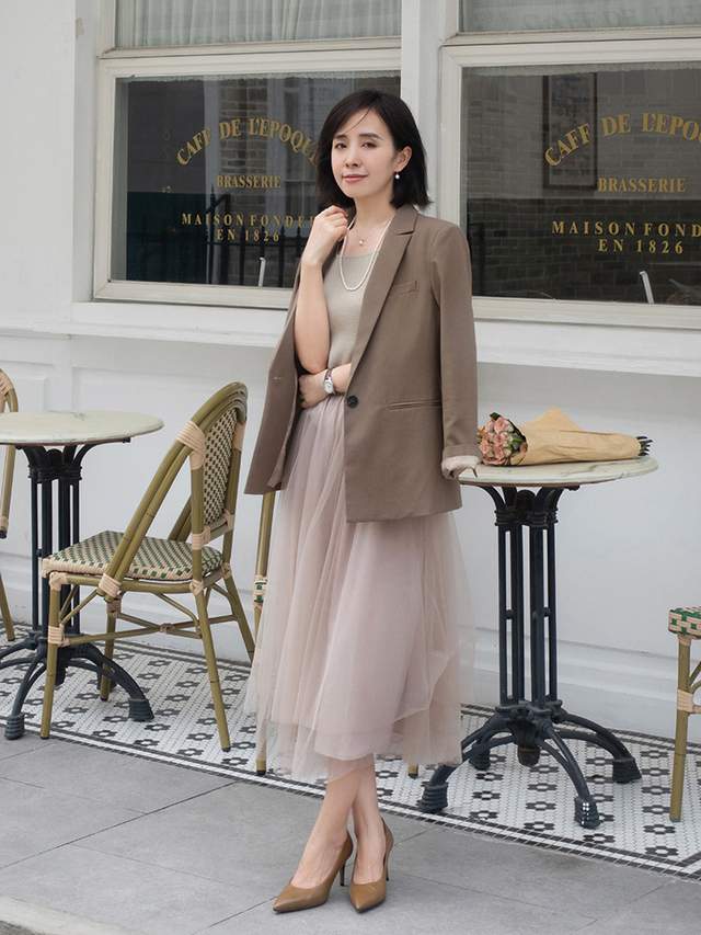 何有强|30+的女生建议多尝试优雅风，针织衫搭配高腰A字半身裙，高级减龄