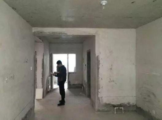 |老公嫌卧室“飘窗”占地，砸开后，才发现有问题！还好知道得早