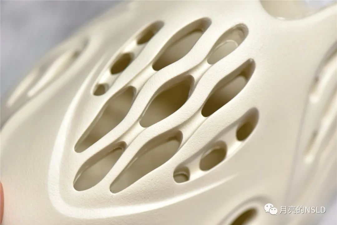 难舍离断|侃爷说yeezy洞洞鞋将改变认知和审美 祖国80年代的凉鞋不就这样？细节实拍揭秘告诉你制作真不难