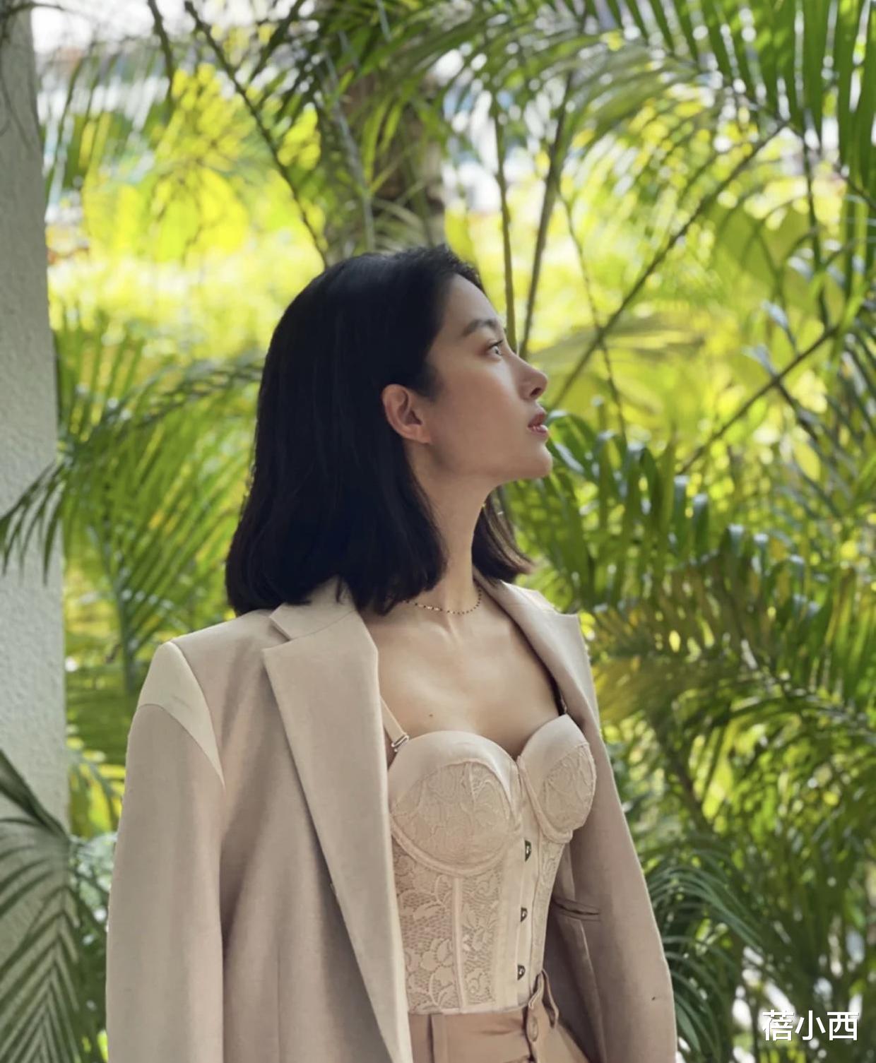 蓓小西|杨采钰又换风格，穿西装里面只穿“塑身衣”，气质却变得更高级
