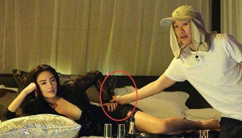 周星驰|盘点周星驰粗心留下的8大穿帮镜头，到现在都成了经典！