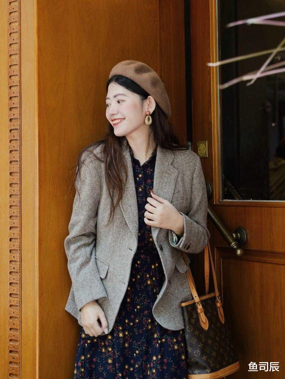 鱼司辰|25、35岁的女性穿衣不要太花哨，建议几个基础款，提高气质与颜值