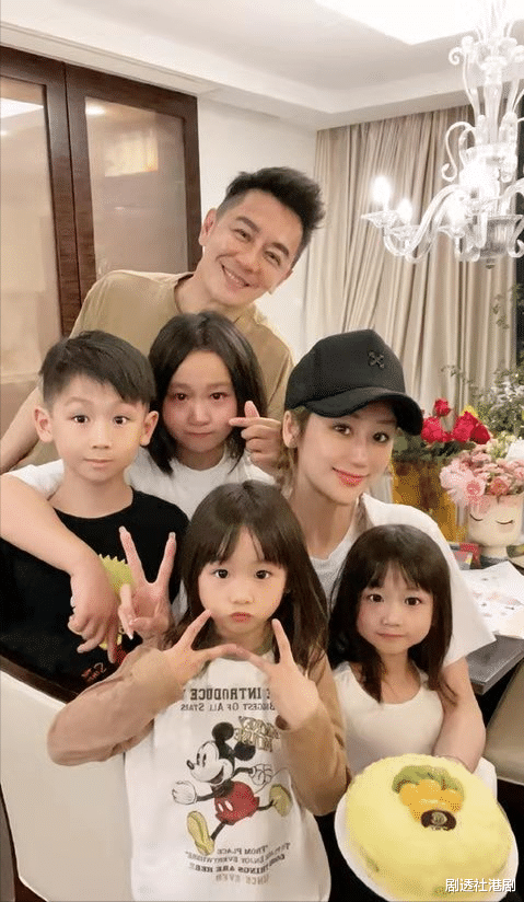 陈浩民|结婚十周年！陈浩民老婆晒全家福疑P图失手，网友称“好诡异”