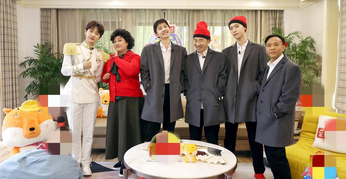 贾玲|贾玲宋小宝现身杭州，围观人群拥堵车辆停滞不前，还有粉丝喊破音