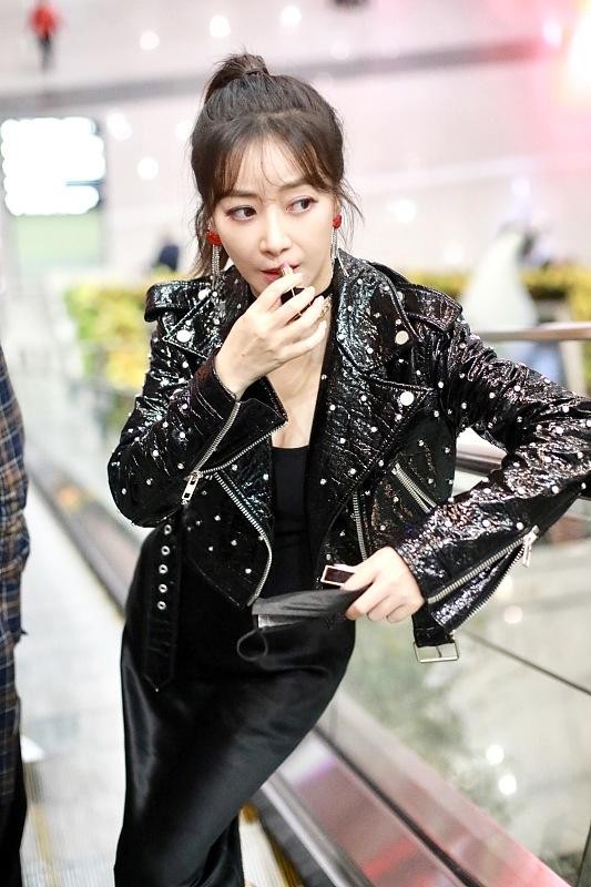 陈紫函|陈紫函的颜值身材也太好了，穿的服装也超年轻，不像奔五的中年人