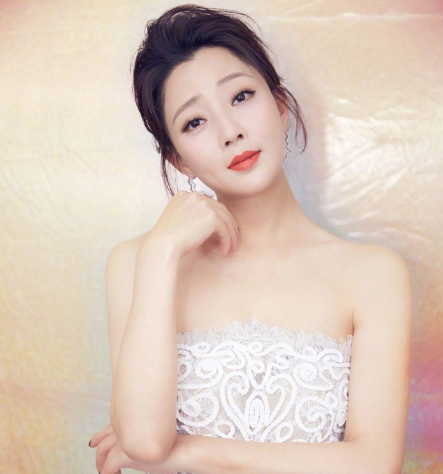 殷桃|42岁的殷桃晒泳装照，一双大长腿性感十足，一点不输腿膜