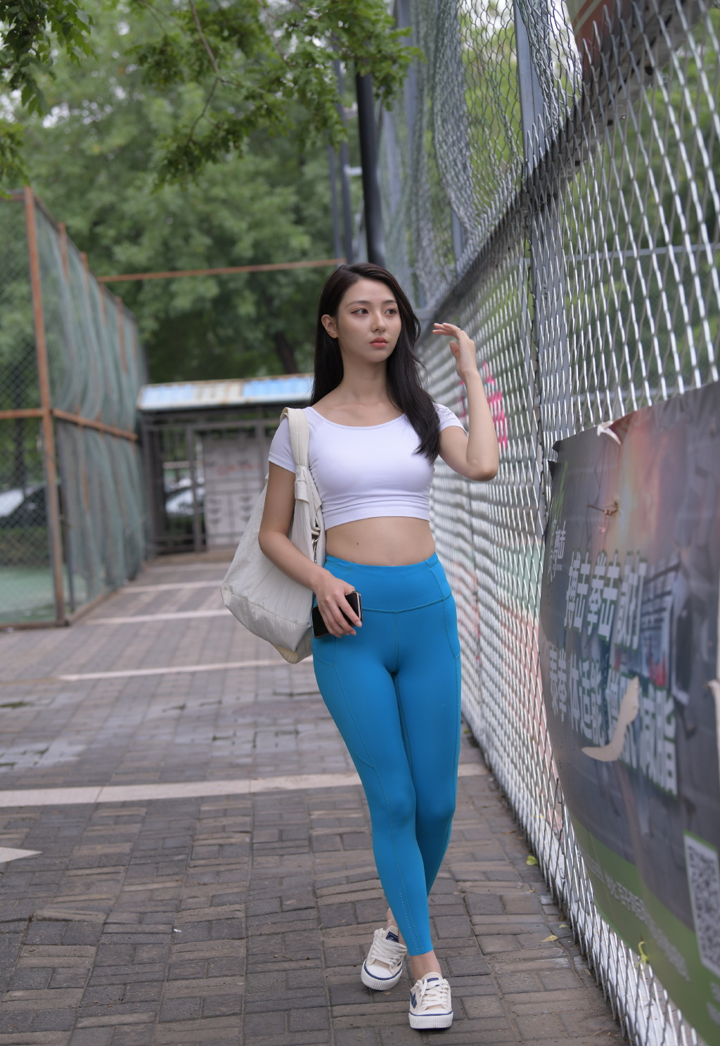 坎叔说时尚|别致蓝色“瑜伽裤”，搭配简单白T恤，轻松展现好身材！