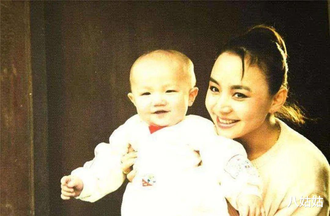 宋丹丹|英达抛弃宋丹丹，英宁抛弃赵明明，英家的两位前儿媳，如今怎样了