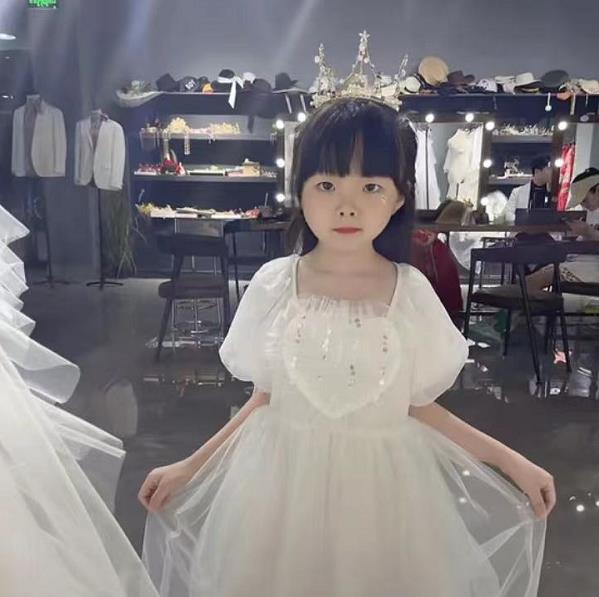 |悦悦化身小仙女，在舅舅婚礼上做花童，网友：不愧是郭威的小棉袄
