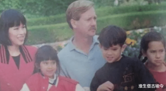 乌汶叻|白发人送黑发人！泰国美后诗丽吉送别外孙，含泪趴地跪拜王子画像