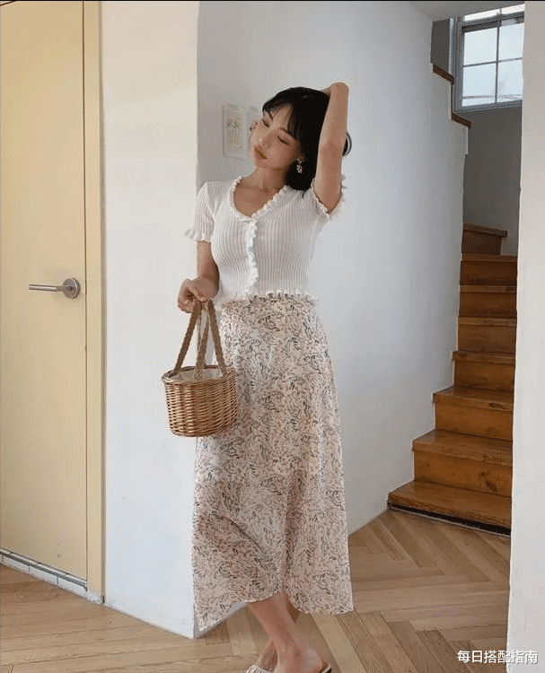 每日搭配指南|收起你的裤子吧!今夏流行:“短上衣+半身裙”,时髦显瘦显气质