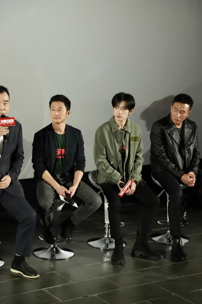 易烊千玺|易烊千玺忙着宣传《长津湖》，穿牛仔褂出镜看似随意，仍帅成焦点