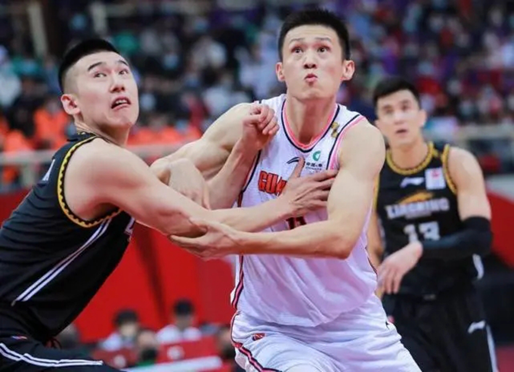 辽宁男篮|总冠军功臣！31岁悍将2分钟连得8分给杨鸣上课，场外是好丈夫