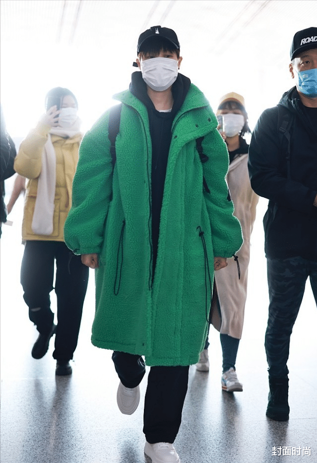 李宇春|37岁的李宇春,有歌坛大姐大的气势,穿羊羔毛配卫衣气场都这么足