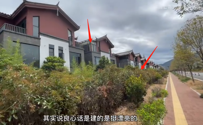 李嫣|15岁李嫣跟父亲遛弯被拍！穿热裤秀嫩白长腿，奶奶跟在身后显慈爱