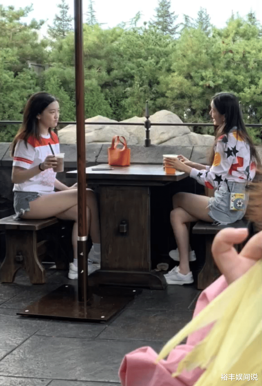 李嫣|李嫣携闺蜜游环球影城！穿牛仔短裤秀美腿，手拿价值2万多的包