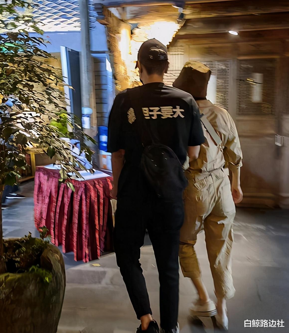 高圆圆|42岁高圆圆美术馆自拍！身材纤瘦腿部显粗，生图暴露真实皮肤状态