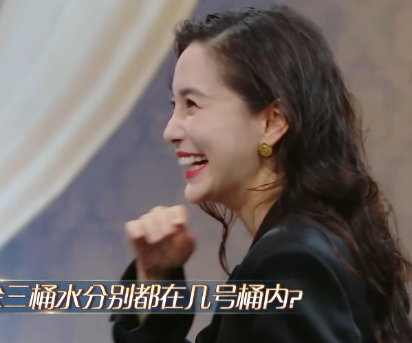 贾玲|baby生理期被冷水浇头，下台后谁注意贾玲递上的东西？女生都懂