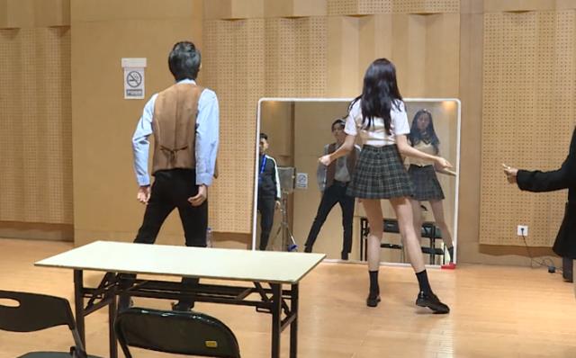 关晓彤|关晓彤宋亚轩练舞室彩排，却忘记给镜子打码，这腿围是认真的吗？