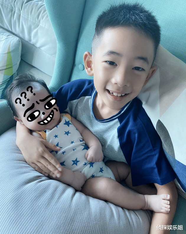乔振宇|陈小春晒全家福贺新年，二胎儿子正脸首曝光，和哥哥长得超像