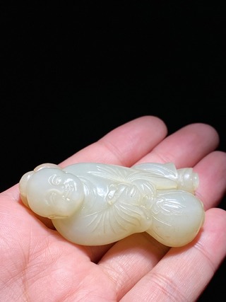 和田玉籽料|清中期 和田玉籽料 白玉 持福袋 童子 把件 挂件