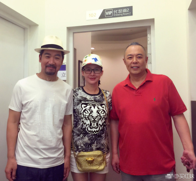 张铁林|64岁张铁林出席活动，怒怼主持人不做功课，室内抽雪茄吞云吐雾