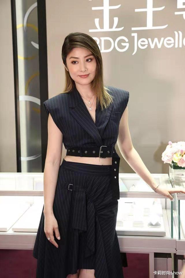 卡莉时尚show|陈慧琳的脸真抗老，露腰套装洋气高级显气质，48岁还和刚出道一样