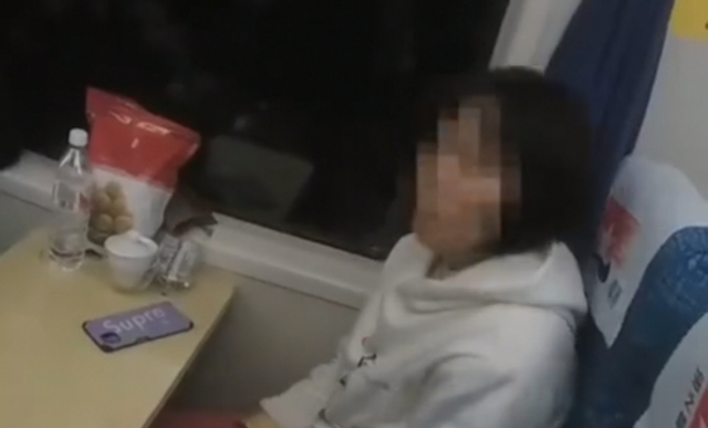 一座山岭 火车霸座女子太嚣张，金句频出停下车可还行，撒泼行为引众怒！