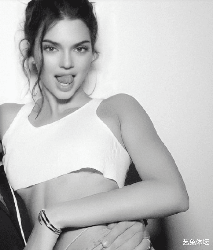 西蒙斯|NBA超级名媛詹娜,遭球迷炮轰被球星“当球传”,正面回怼