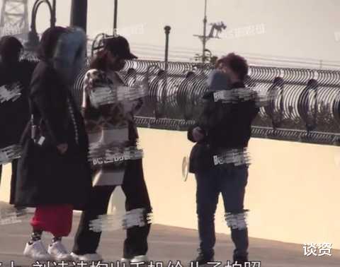 吴奇隆|刘诗诗游迪士尼，穿粉衣戴米奇发箍少女感满满，被吴奇隆宠成公主