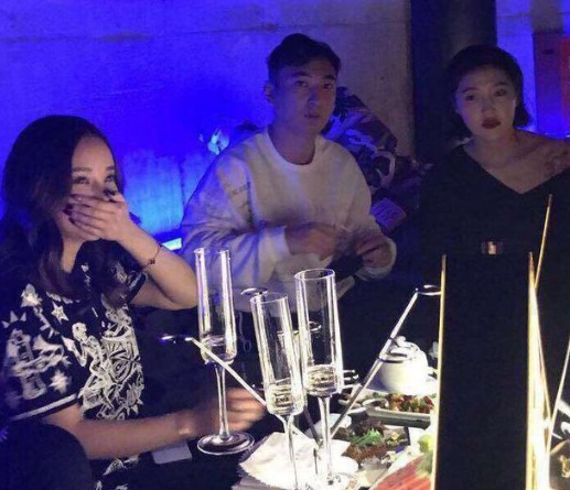 王思聪|王思聪三亚夜店被人偶遇，谁看清靠他肩的网红，这不刚离婚那谁？