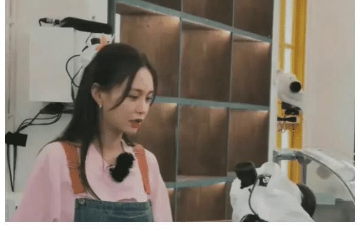 汪涵|47岁汪涵在农村开小卖部，鬓角发白肚腩突出，好友蔡国庆前来捧场