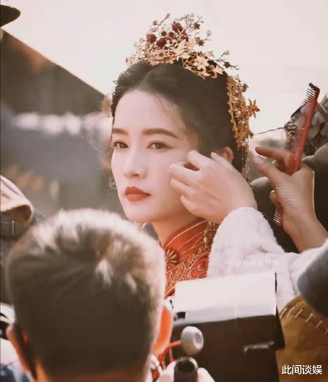 李沁|李沁新剧《请君》新娘造型路透，发饰精美，自带美强惨氛围感！