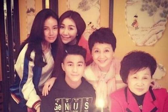 何超盈|何超盈曾炫耀:我是爸爸唯一且最爱的女儿!上5年纪前不知身