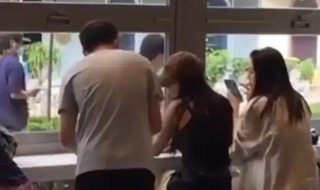 清浅微笑的我|杨幂太尴尬,打扮性感去三里屯喝奶茶,没有一个人认出她