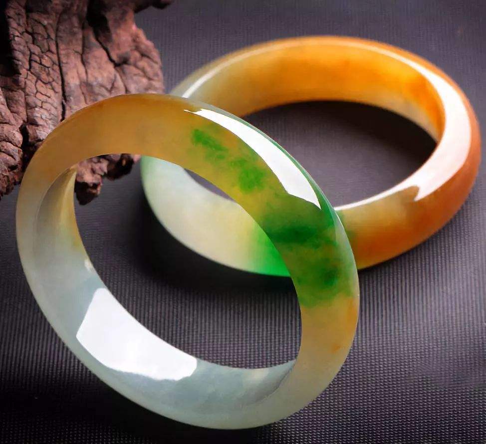 翡翠|2万2买的黄加绿翡翠，放了7天后突然出现大量棉团，泡油石锤？