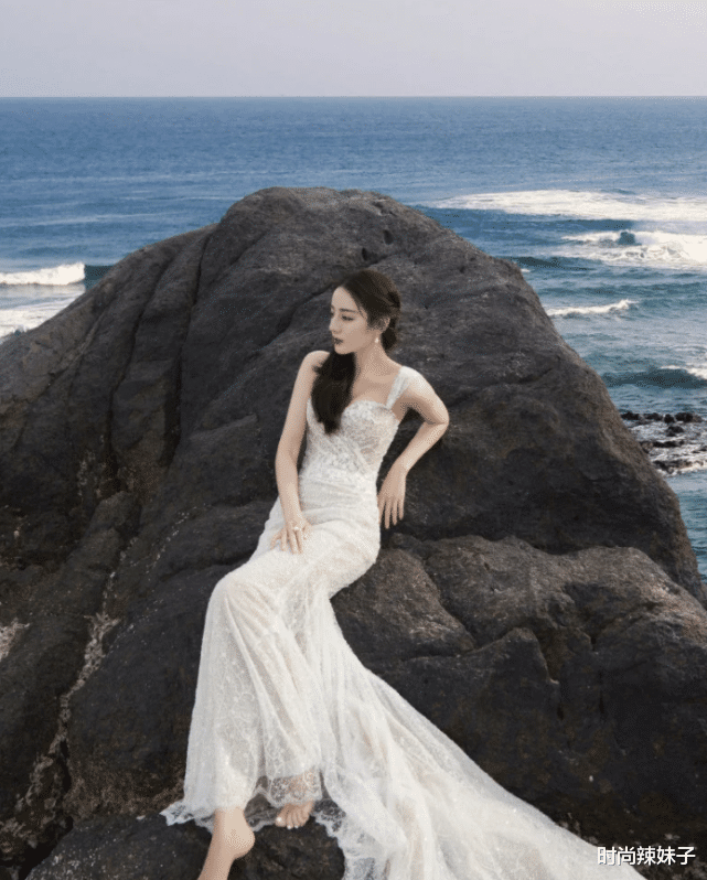 迪丽热巴|热巴被女二艳压？看她穿上倒V人鱼裙，这才是“人间绝色”