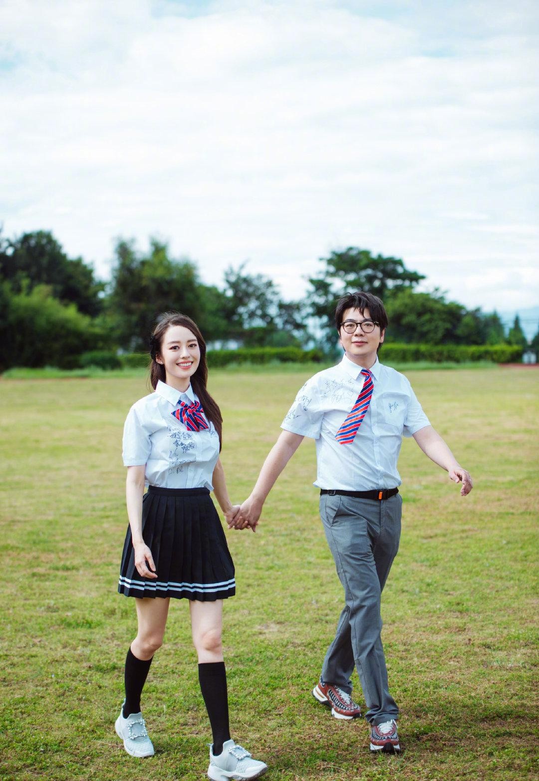 a字裙|吉娜烫卷发神似“蒙娜丽莎”，穿A字裙蛮腰仍在，却没藏住大腿粗