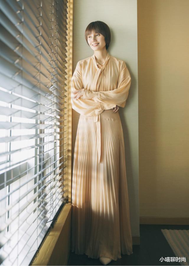 宝泰隆|她才是《流金岁月》的最大惊喜，穿衣简单不复杂，气质不输年龄