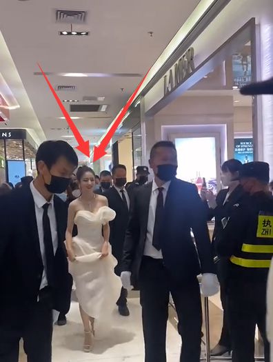 佟丽娅|38岁佟丽娅亮相活动，再现“纸片人”身材，刚下台就冻得穿外套