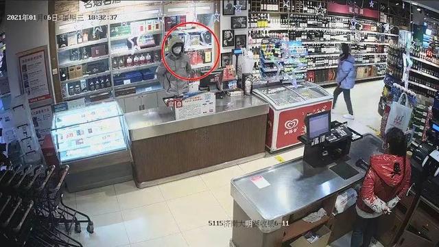 山东商报 化学硕士偷盗多瓶茅台酒，警方公布监控画面