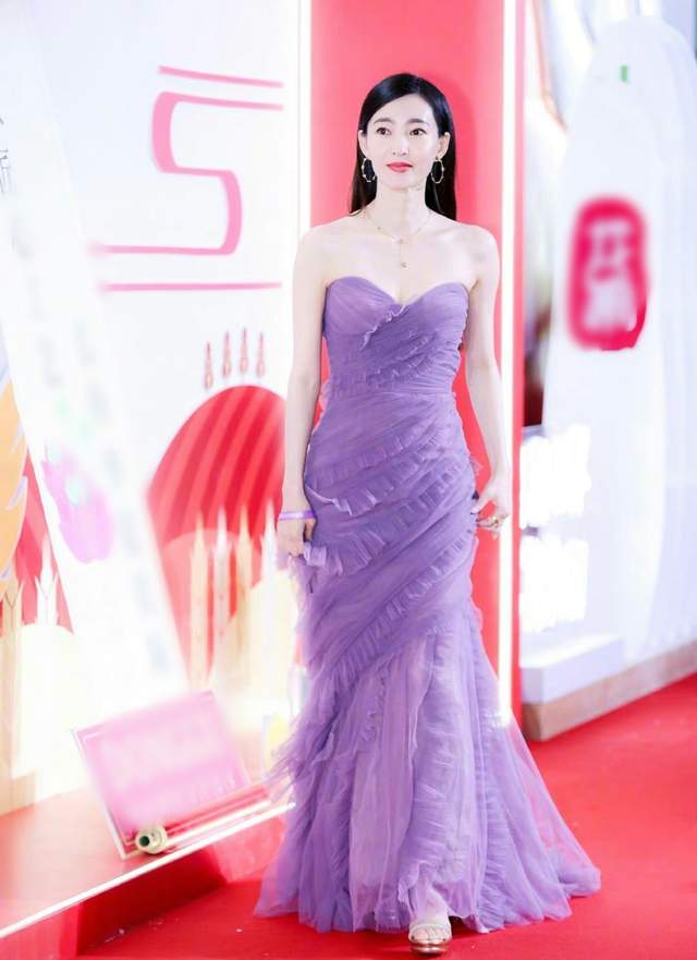 孙一文|年末红毯太养眼！61岁惠英红穿紧身裙秀身姿，26岁女星美如白天鹅