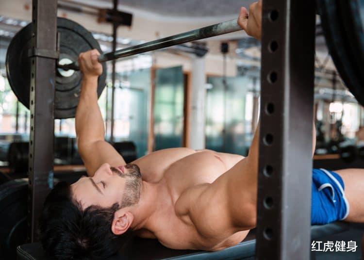 红虎健身|俯卧撑和卧推，哪一个更利于增大胸肌和力量增长？