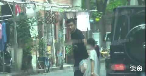 辣妈|文章与一女子带娃游玩，女方是单身辣妈颜值在线，一同登记入住酒店